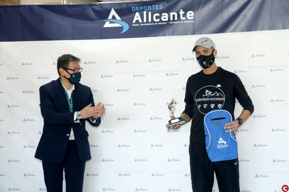 El concejal de Deportes entrega los trofeos a los ganadores de la San Silvestre más solidaria frente al Covid - 19