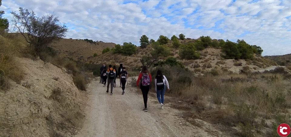 El alumnado del IES Enric Valor ha clausurado en el paraje natural de Les Puntes de Gosàlvez la programación medioambiental