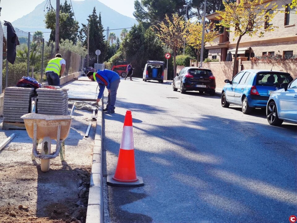 El Ayuntamiento de Elda urbaniza la acera de la calle Gobernador José Vera Maestre para mejorar la accesibilidad en el barrio