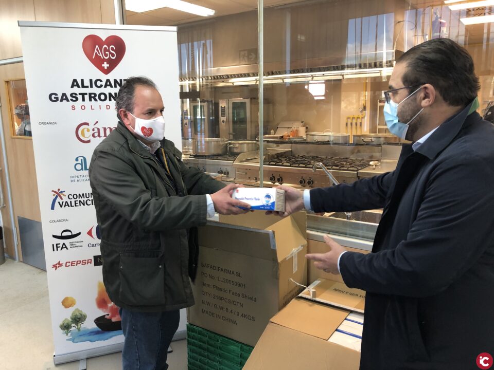 Alicante Gastronómica Solidaria recibe una donación de mascarillas y pantallas de protección para los voluntarios que elaboran y reparten los menús solidarios