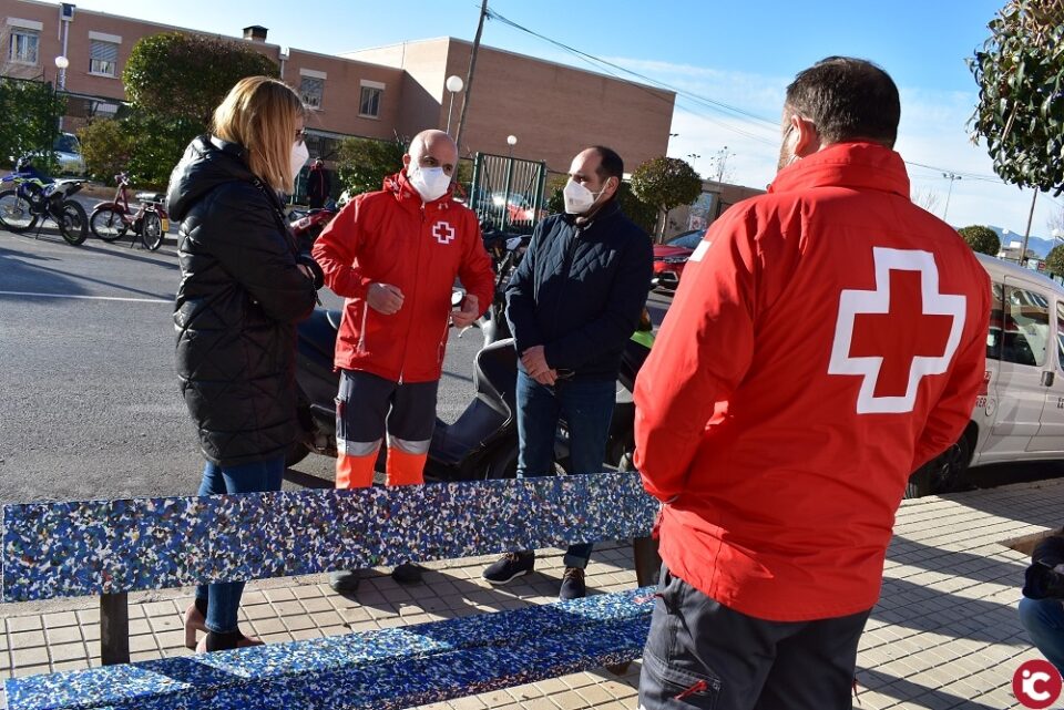 El Ayuntamiento de Petrer devuelve a la ciudad su solidaridad con la donación de tapones en forma de bancos reciclados