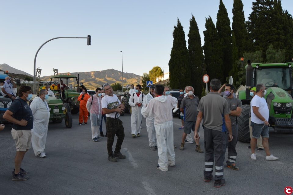 Agost reactiva el operativo de desinfección de calles con tractores ante el incremento de contagios