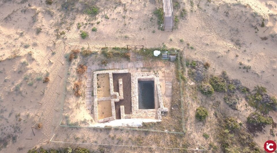 Aparece una villa romana bajo una torre islámica excavada en la playa de Guardamar del Segura