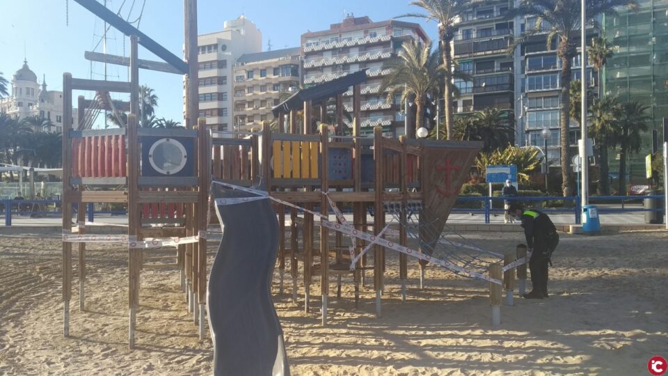 La Policía Local impone la primera denuncia por utilizar los juegos infantiles cerrados y sanciona a cuatro personas de Madrid incumpliendo el cierre de la Comunidad