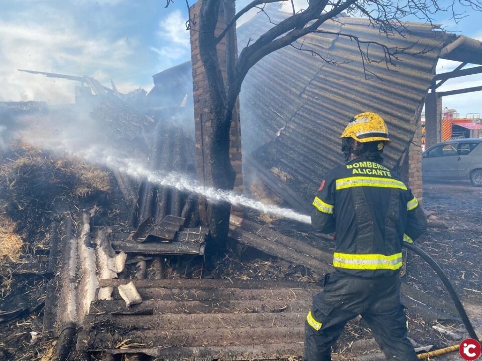 Los bomberos del SPEIS extinguen un incendio en una granja en Santa Faz