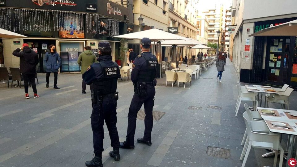 La Policía Local impone 83 denuncias por desobediencia del estado de alarma y disuelve dos botellones y cinco fiestas en viviendas en el operativo anticovid de Alicante