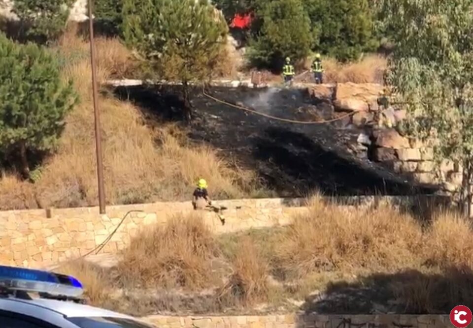 Los Bomberos extinguen un incendio forestal en la ladera del castillo San Fernando