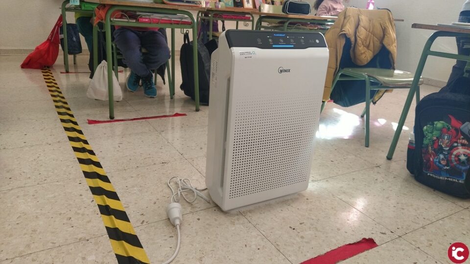Los centros educativos de Petrer ya tienen instalados los purificadores en sus aulas