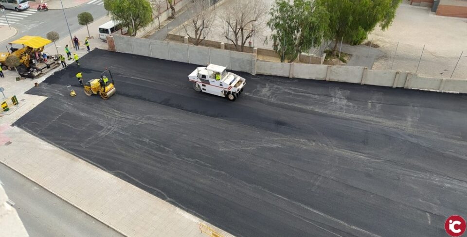 Petrer finaliza el parking de 60 plazas de la avenida de Madrid con el trabajo de asfaltado