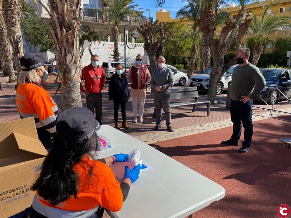 El Ayuntamiento de El Campello inicia por la zona norte el reparto masivo de mascarillas a la población