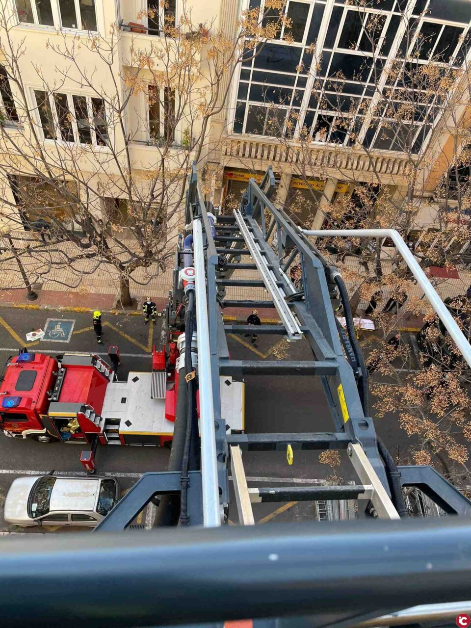 Los bomberos del SPEIS acceden al interior de una obra en el centro para rescatar a un operario que ha sufrido varias fracturas en un accidente laboral en Alicante