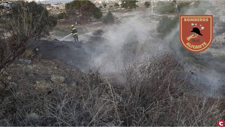 Los Bomberos del SPEIS extinguen un incendio en una zona montañosa junto a la avenida de Jaime I en Alicante