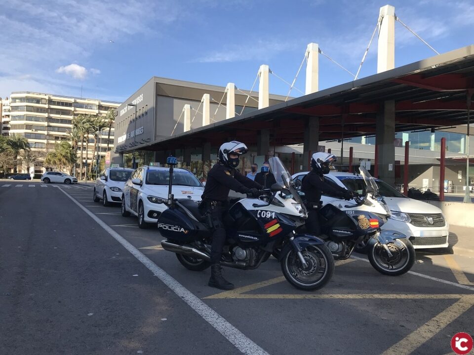 La Policía Nacional ha detenido a seis personas que intentaron saltarse a la carrera uno de los controles del cierre perimetral de Alicante