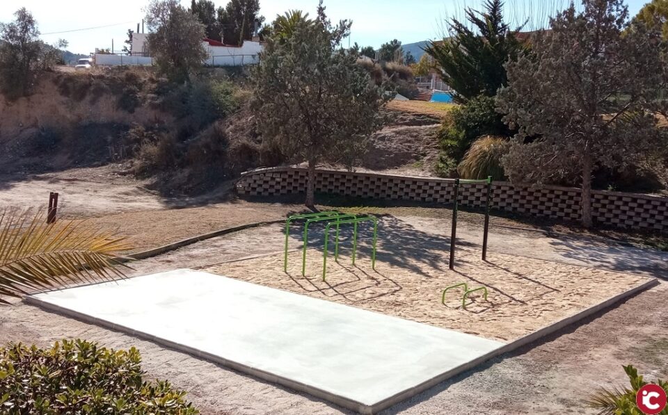 Acaben les obres dinstal·lació daparells per a practicar calistènia al parc del Salitre de Monòver
