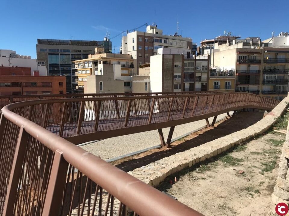 Alicante cuenta ya con una nueva pasarela peatonal para hacer accesible el emblemático barrio de Santa Cruz