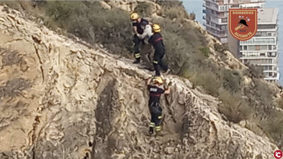 Los bomberos del SPEIS rescatan de una de las laderas de la Serra Grossa a una persona de 69 años que se encontraba enferma en Alicante