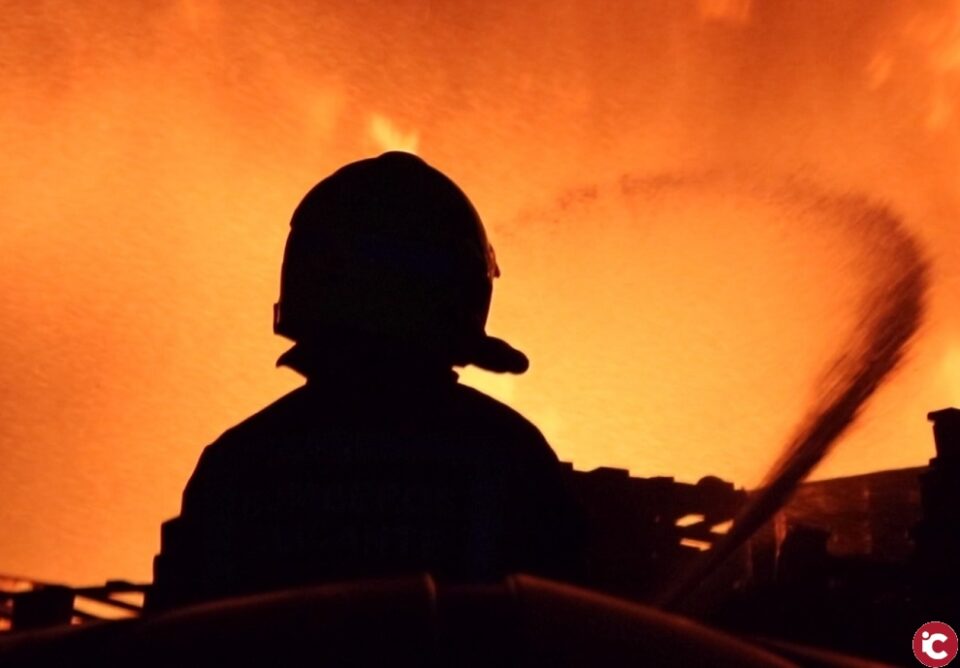 Los bomberos extinguen de madrugada un incendio industrial en una empresa de palets en Alicante