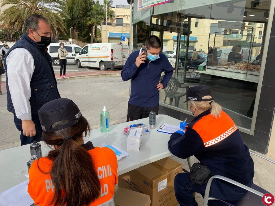 Segundo día de reparto gratuito de mascarillas quirúrgicas en Muchavista