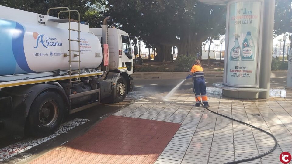 El servicio municipal de Limpieza establece un dispositivo especial para eliminar la capa de arena sahariana en la ciudad