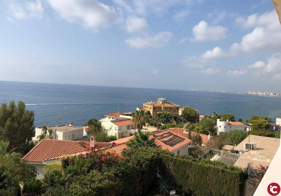 Los bomberos del SPEIS rescatan a una mujer que ha fallecido en un incendio de un bungalow en El Campello