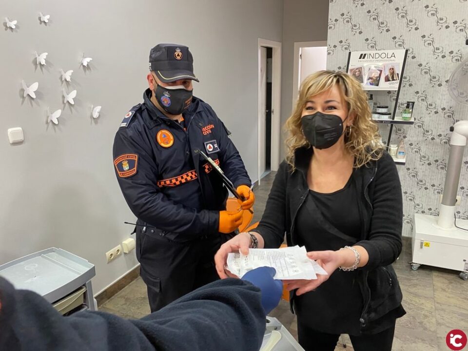 Comienza el reparto de mascarillas FFP2 a todos los comercios de El Campello