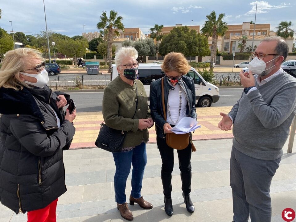 El PP de El Campello entrega a lo dirigentes vecinales las firmas recogidas contra el cierre del consultorio médico de Muchavista