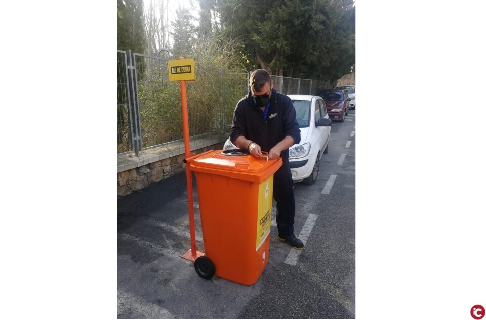 Xixona duplica los contenedores para recoger el aceite doméstico usado y reducir su impacto medioambiental