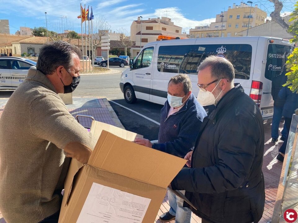 Salud Pública entrega cientos de mascarillas a la Asociación de Mayores de El Campello