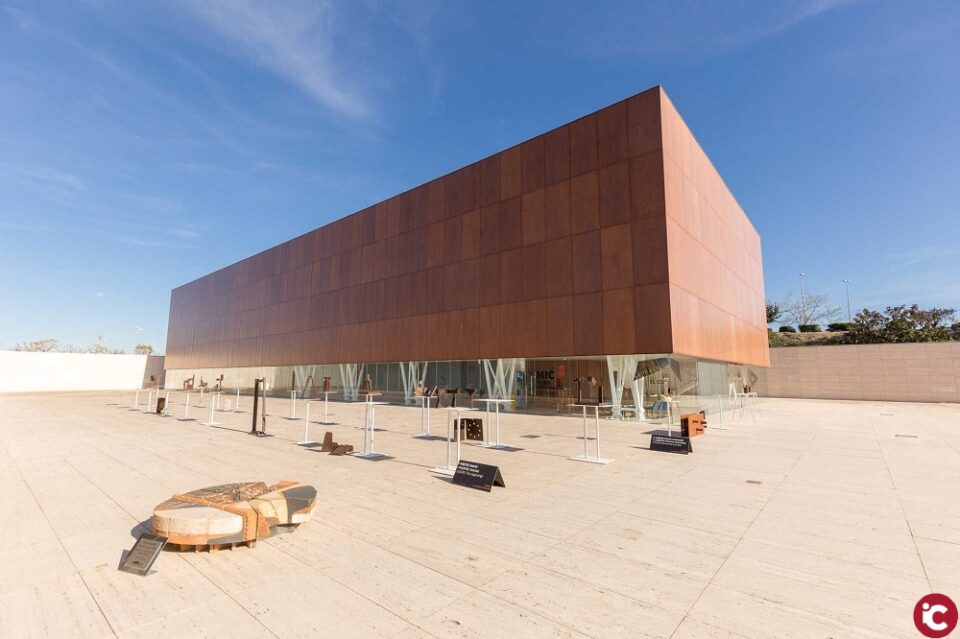 Amparo Navarro ofrece a la Generalitat Valenciana el parking situado junto al MUA para realizar vacunaciones contra el Covid-19