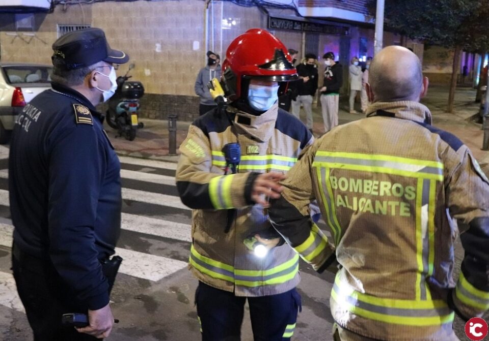 Los bomberos del SPEIS rescatan a ocho personas en un incendio en vivienda con diez heridos por inhalación de humo en Virgen del Remedio en Alicante