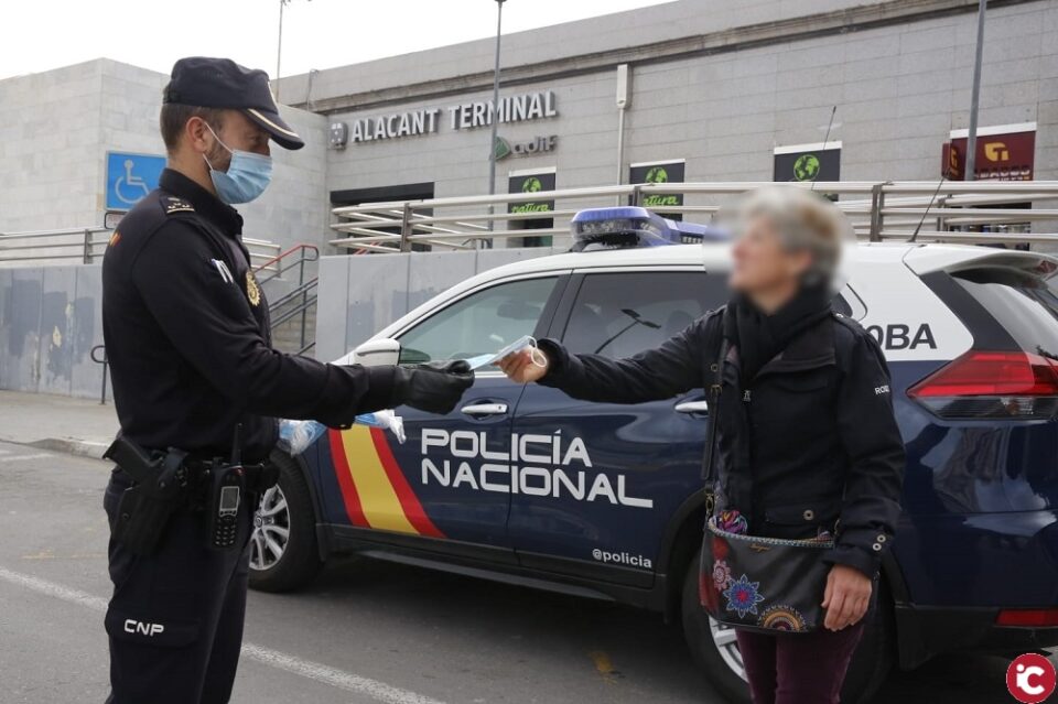 La Policía Nacional ha detenido en Alicante a una mujer que desvalijó la cuenta bancaria de una señora de 85 años a la que cuidaba