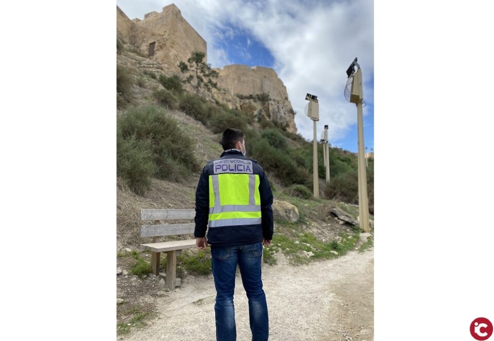 La Policía Nacional detiene a una persona que se hacía pasar por un agente de la Interpol para publicar fotografías de contenido sexual de mujeres que conocía a través de una web de amistad