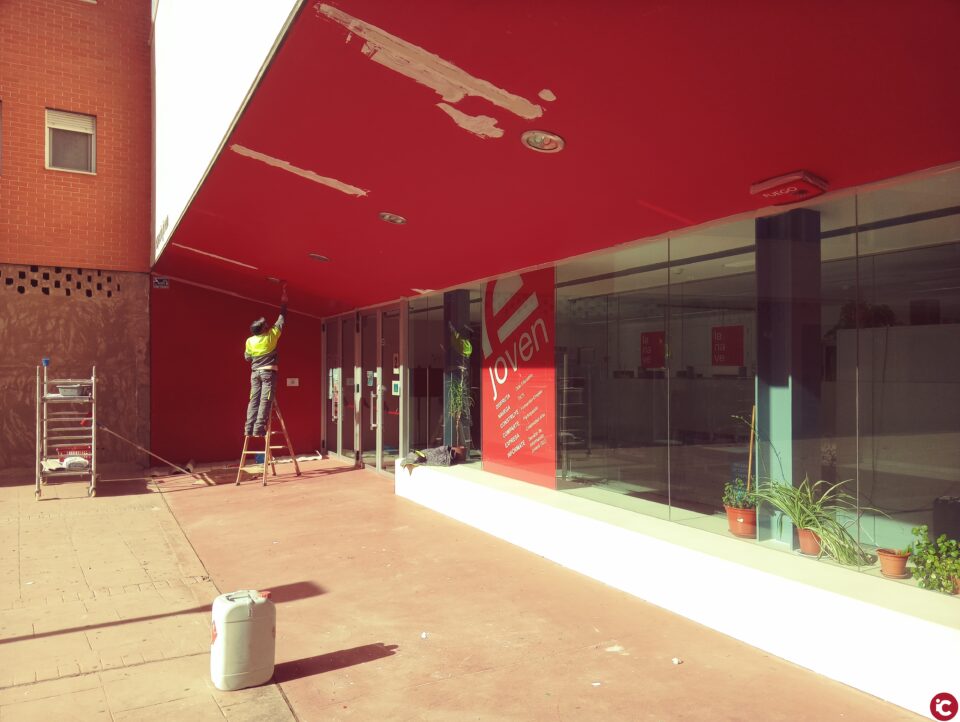 La Brigada Municipal termina las obras de mejora de Espacio Joven y Teatro Chapí