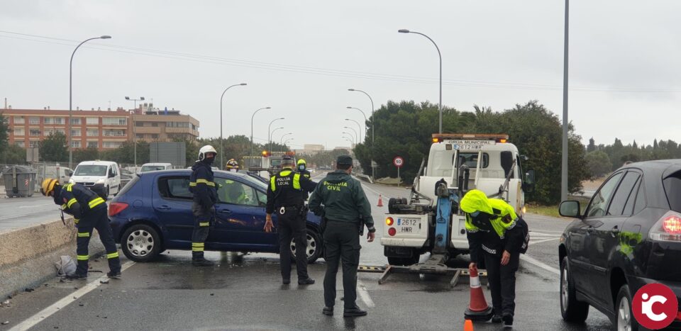 La Policía Local corta la avenida de Denia para auxiliar a un conductor por un accidente con vuelco lateral en Alicante