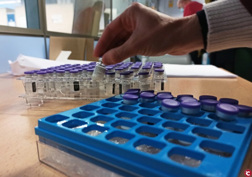 Sanitat vacunará a más de 25.000 mayores de 90 años y grandes dependientes no institucionalizados esta semana