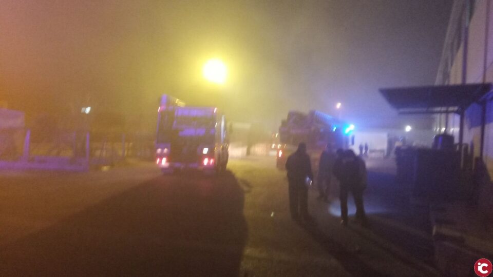 Los bomberos extinguen anoche un incendio industrial en una empresa de caucho en el polígono del Llano del Espartal en Alicante