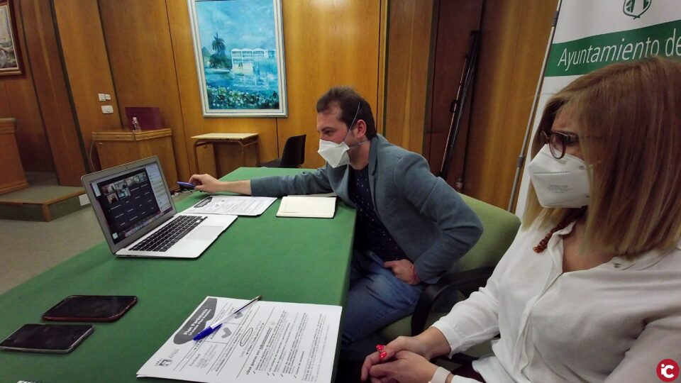 La alcaldesa y el concejal de Desarrollo Económico mantienen una reunión telemática con 21 asesorías para informarles del Plan Paréntesis