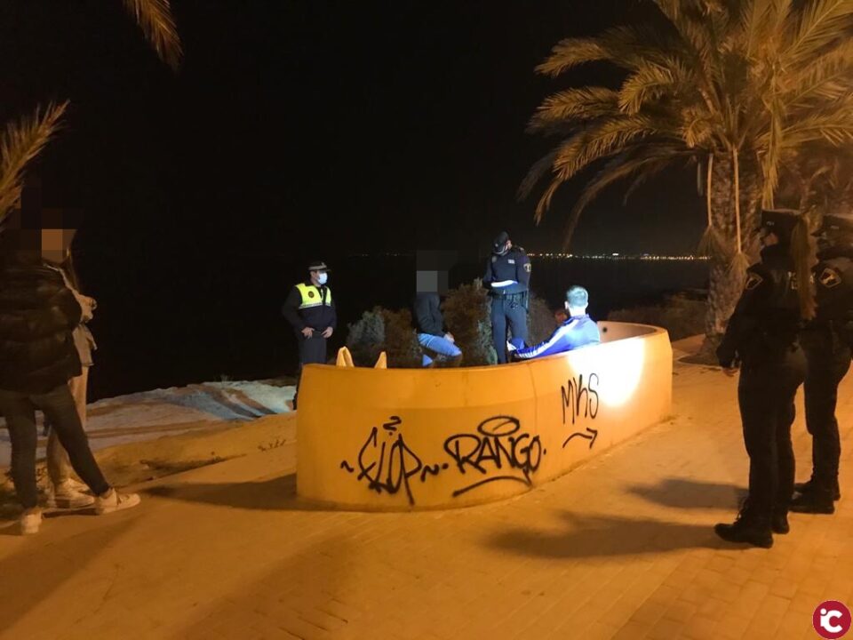 La Policía Local cerca los Botellones en un operativo aéreo nocturno con el Dron y disuelve a más de 138 personas en grupos y consumiendo alcohol en Alicante