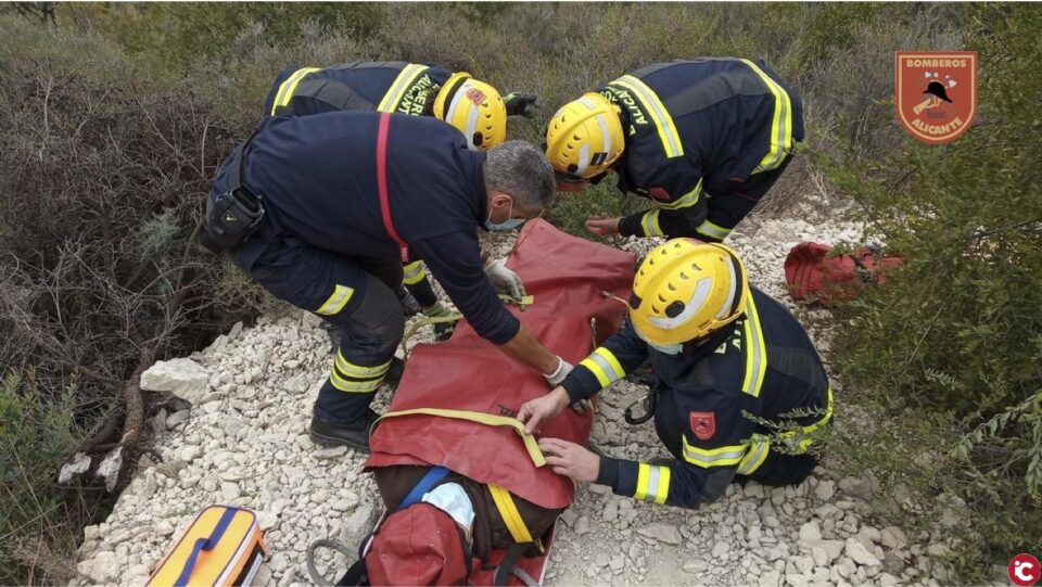 La unidad de especialistas de bomberos del SPEIS realizan un rescate de altura de una senderista herida en una zona escarpada de la Serra Grossa de Alicante