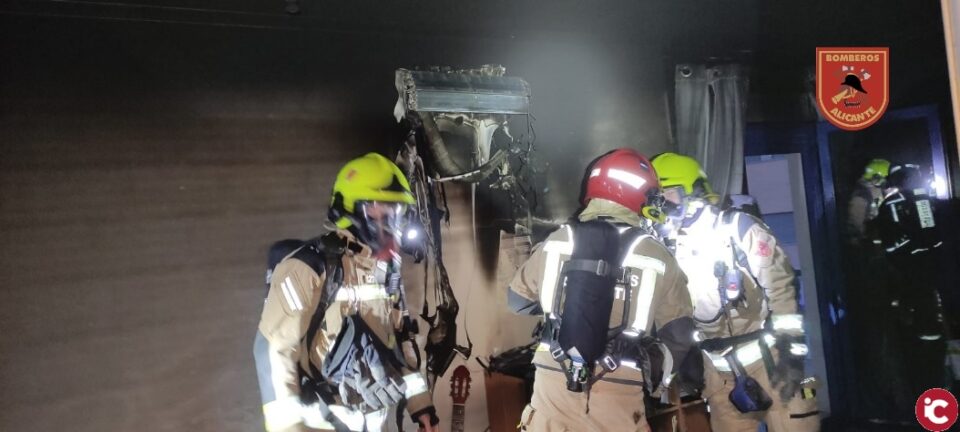 Los bomberos del SPEIS extinguen un incendio eléctrico en un edificio de apartamentos turísticos de Alicante