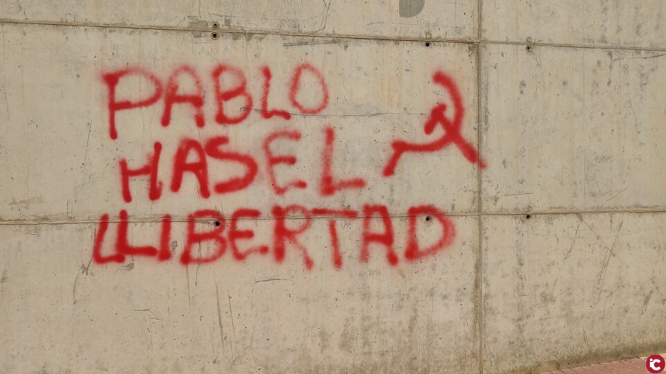 Aparecen pintadas en el mirador 'El Amerador'