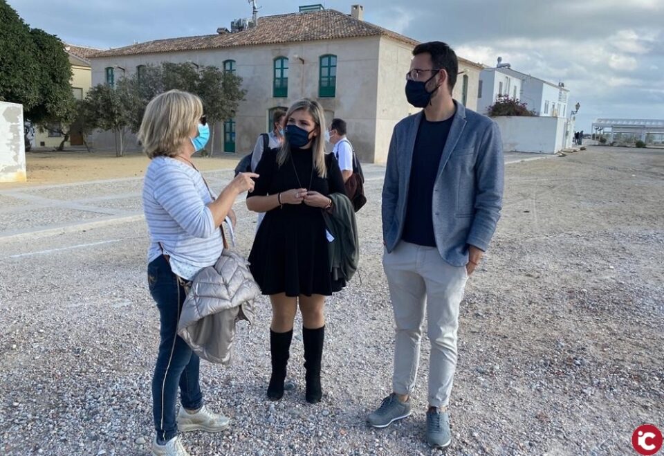 Urbanismo mejorar el patrimonio de la isla de Tabarca y pinta las fachadas de sus viviendas con una subvención de 10.000