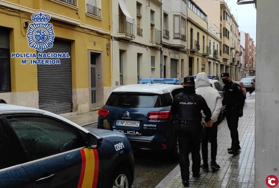 La Policía Nacional ha detenido a cuatro personas tras realizar un "vuelco" que acabó en una agresión con una katana