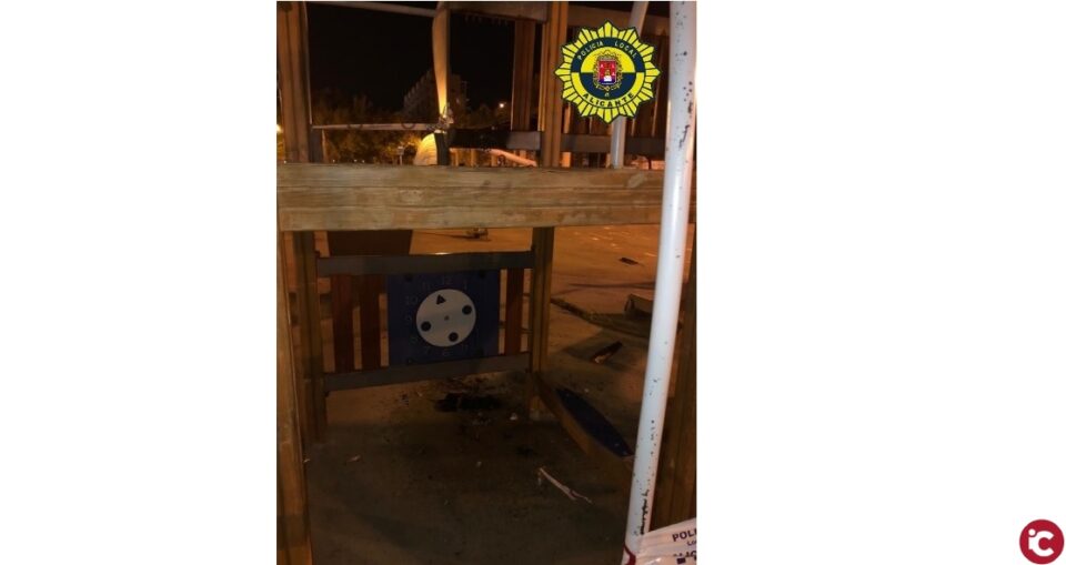 La Policía Local detienen a una joven tras quemar un parque infantil por un delito de daños al mobiliario público en la Gran Vía de Alicante