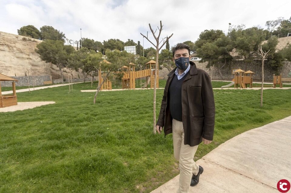El Ayuntamiento abre las nuevas sendas accesibles en el Monte Tossal y pone a disposición de los alicantinos cinco hectáreas de zonas verdes en pleno centro de la ciudad