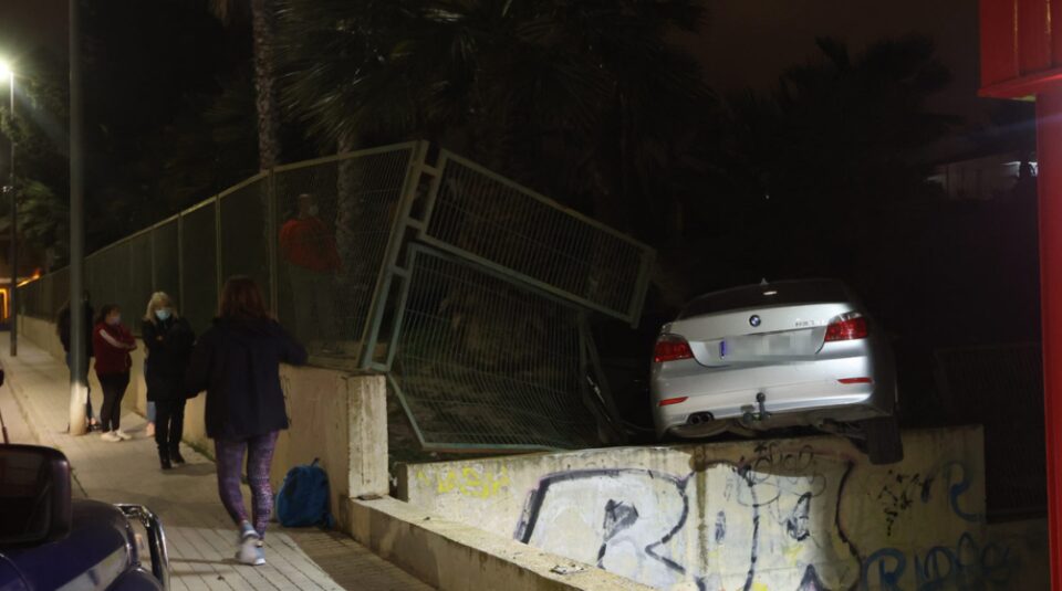 Un vehículo se empotró anoche sobre las 21 horas contra la valla trasera del Colegio Público Rambla Dels Molins
