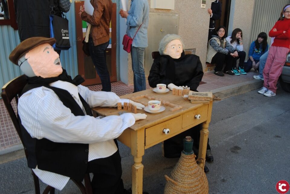El Ayuntamiento de Agost anima a los vecinos a mantener la tradición del Día de la Vella aunque pide que se instalen en ventanas y balcones y no en las aceras