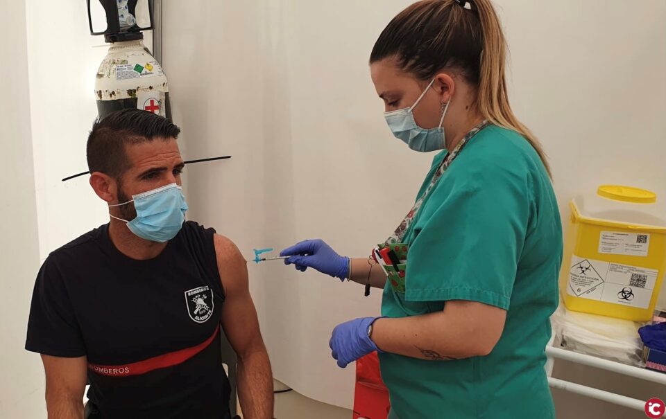 La Policía Local de Alicante y los bomberos del SPEIS comienzan a vacunarse del Covid