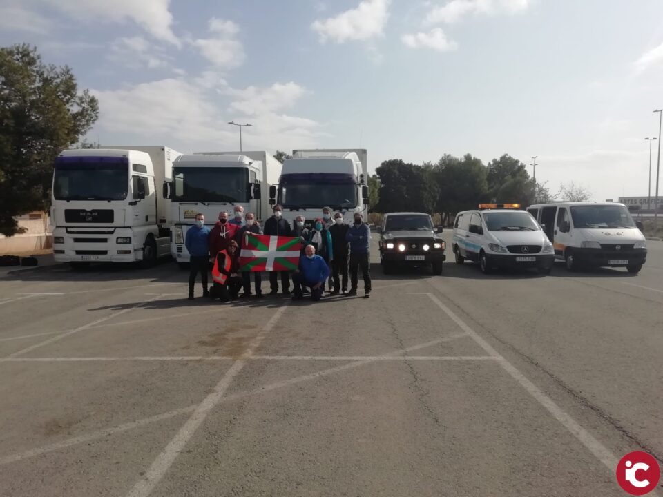 La Universidad de Alicante acoge vehículos y material de una caravana humanitaria para el pueblo saharaui