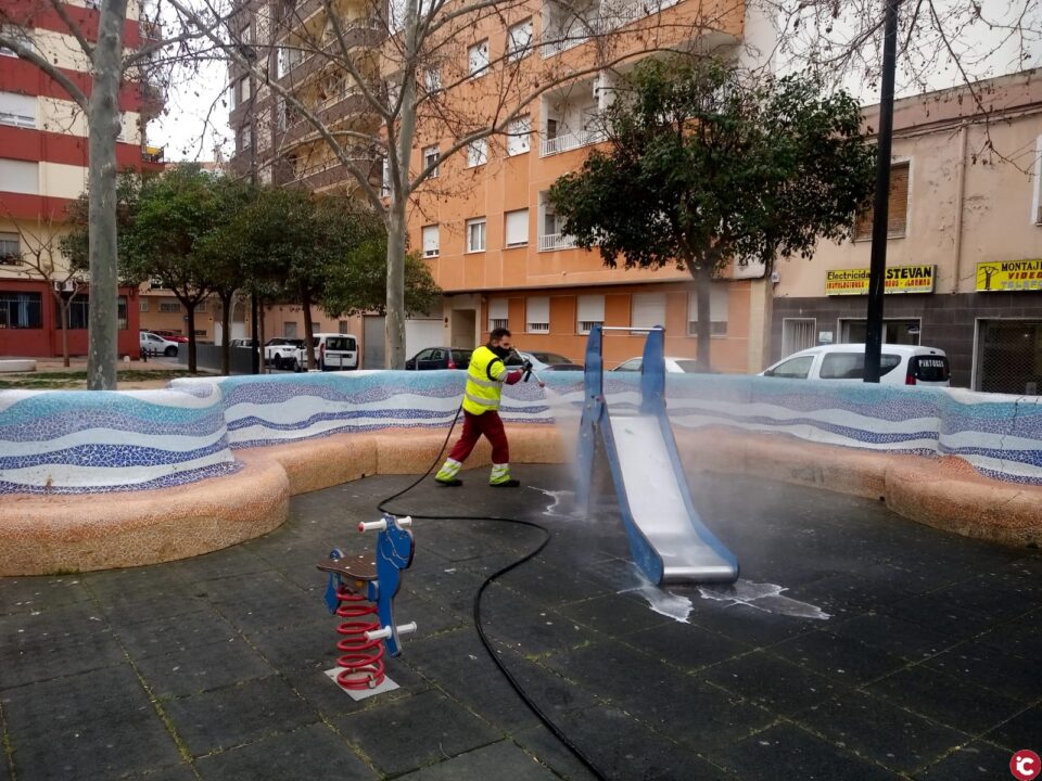 El servicio de limpieza viaria pone a punto las zonas de juegos infantiles de parques y jardines tras su higienización